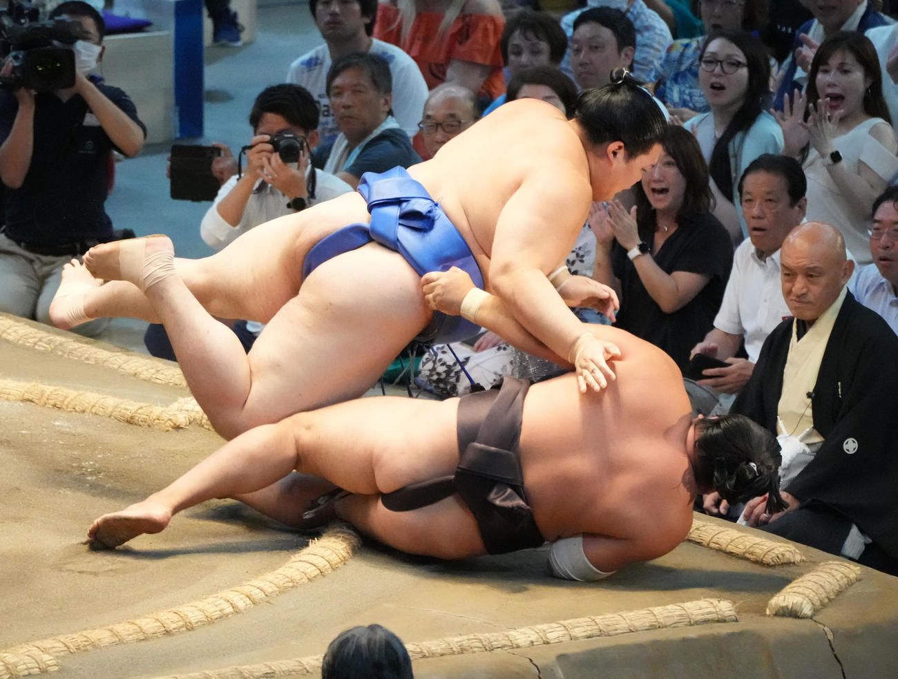大の里（左）は霧島を上手ひねりで破る（撮影・森本幸一）