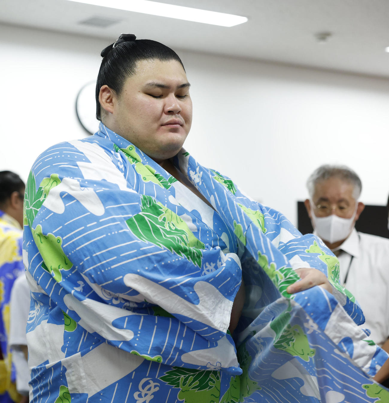支度部屋で浴衣を着る大の里（代表撮影）