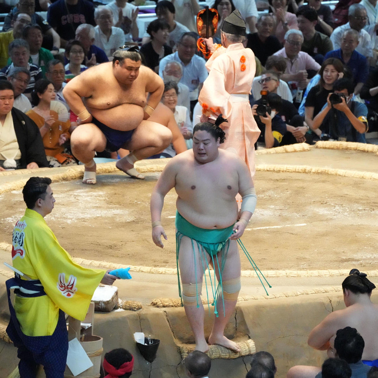 一山本（手前）は高安に下手投げで敗れる（撮影・森本幸一）