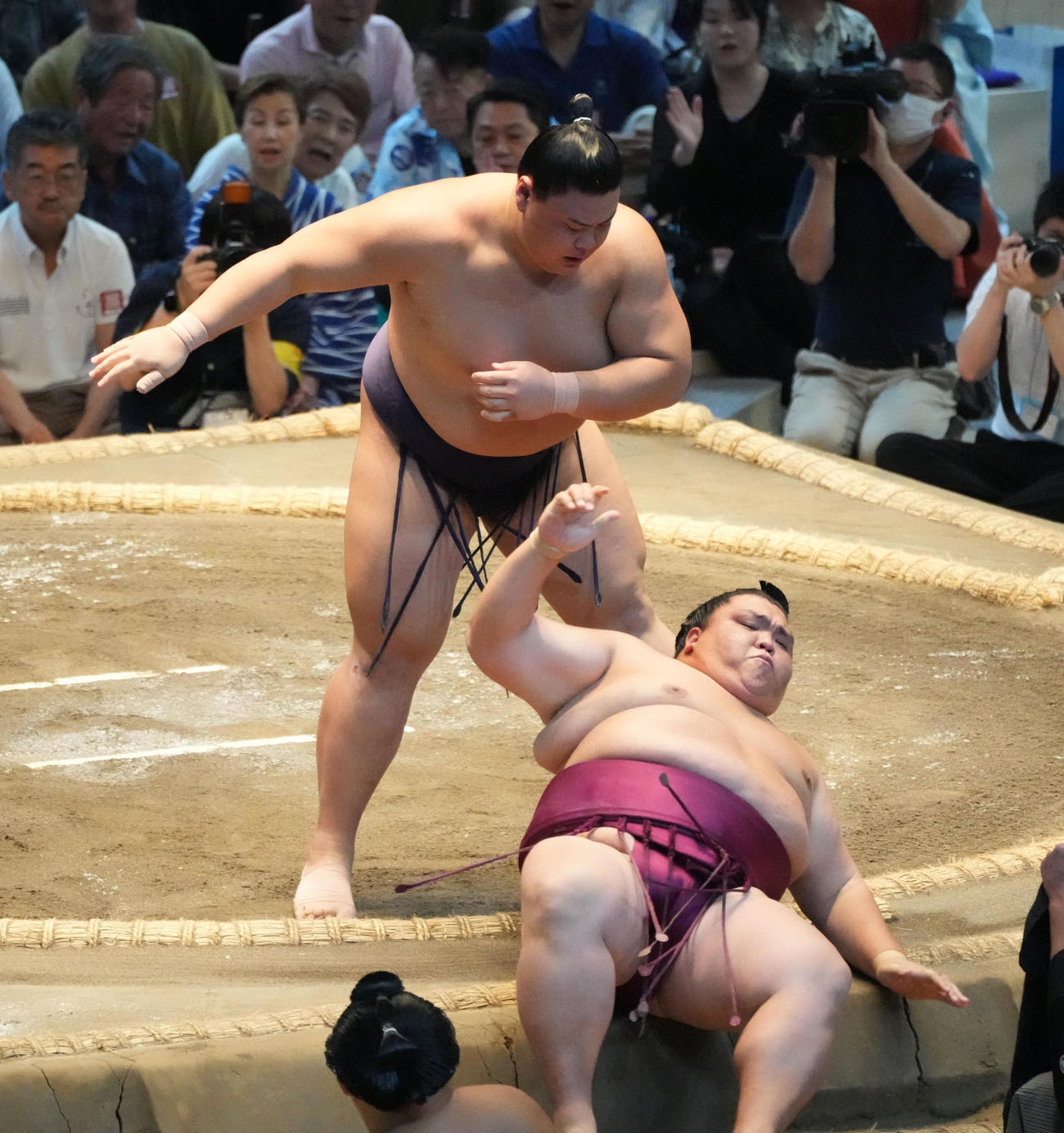 草野（左）は御嶽海を上手投げで破る（撮影・森本幸一）