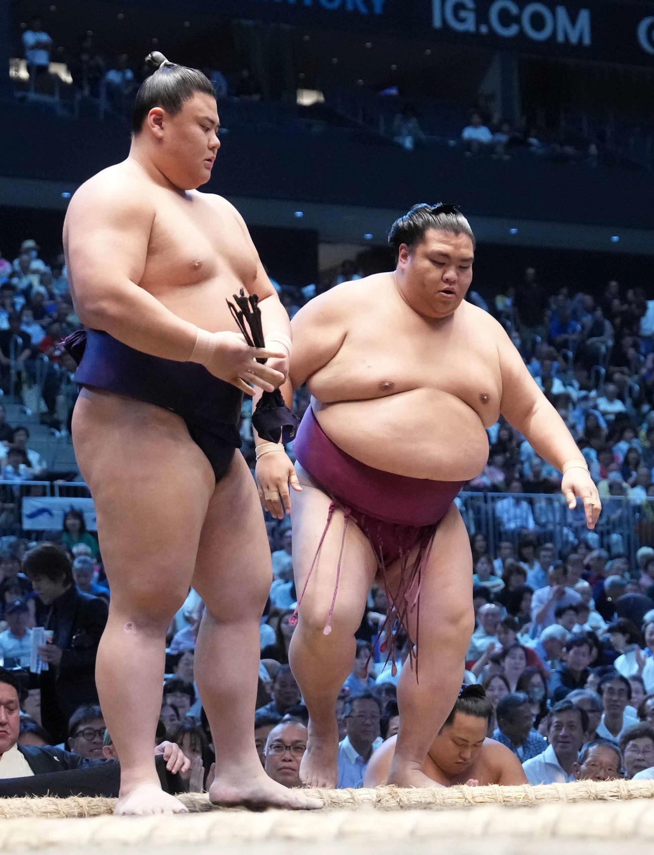 草野（左）は御嶽海を上手投げで下す（撮影・小沢裕）
