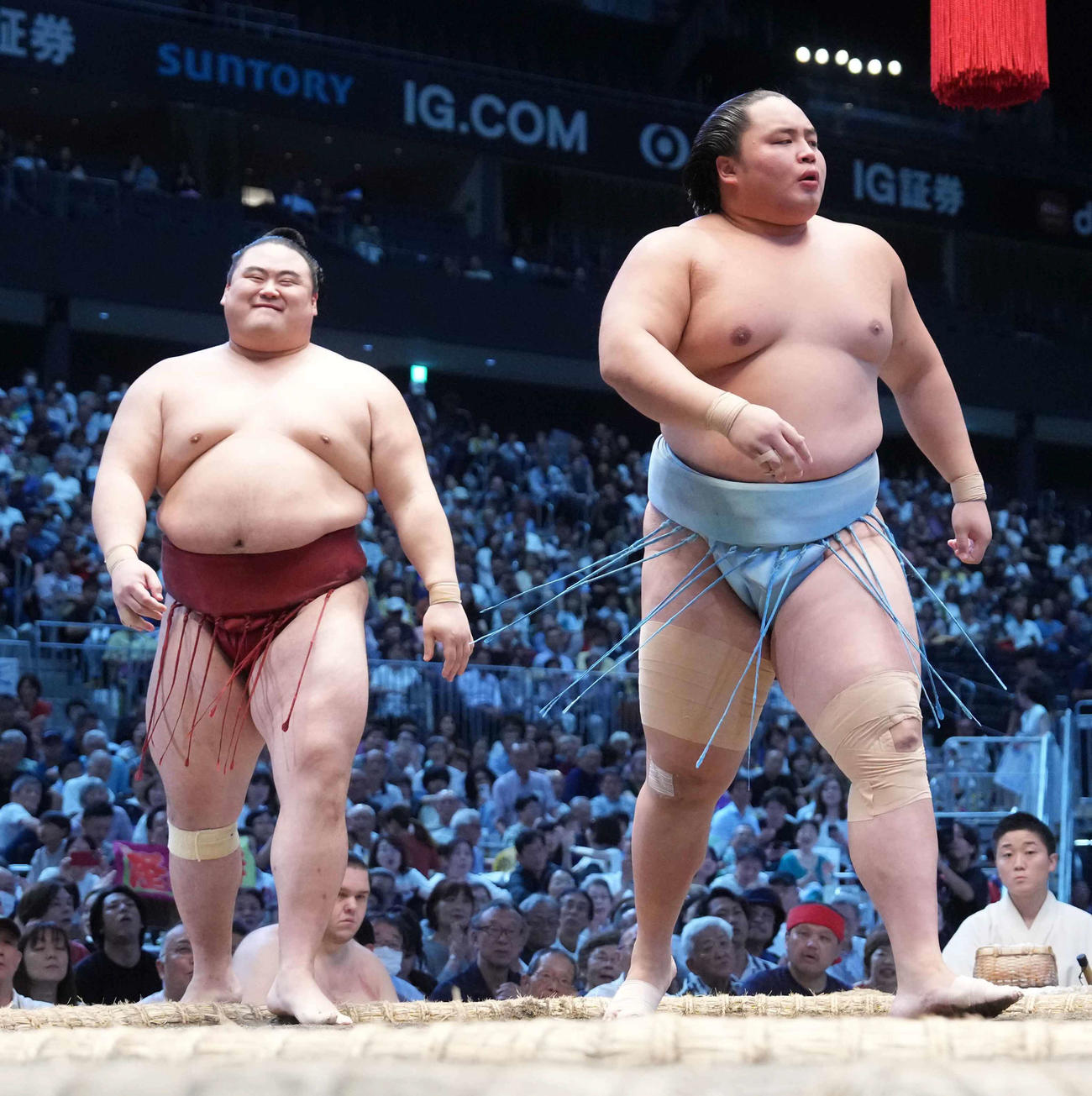 琴勝峰は隆の勝（左）を寄り切りで破る（撮影・小沢裕）