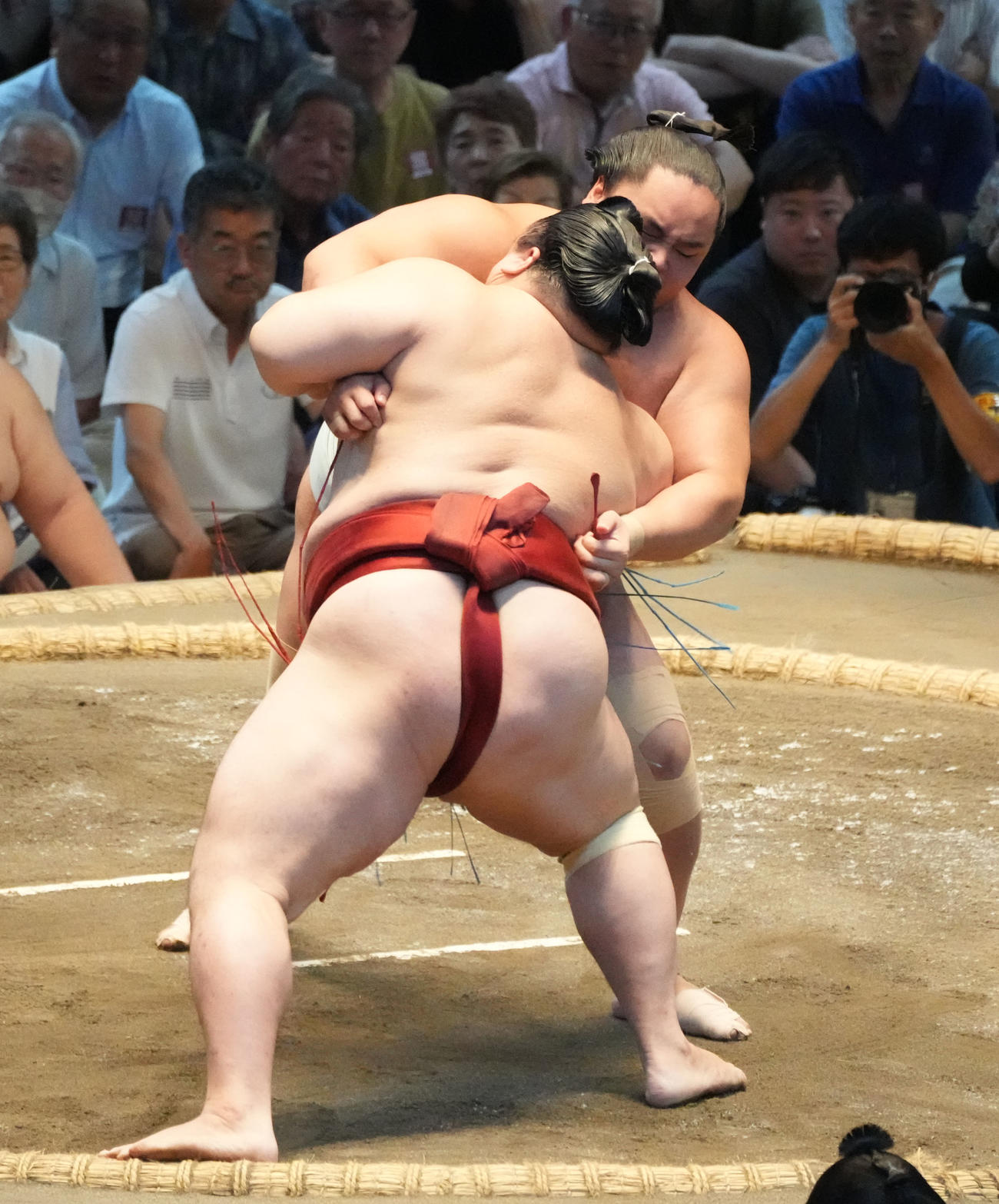 琴勝峰（右）は隆の勝を寄り切りで破る（撮影・森本幸一）