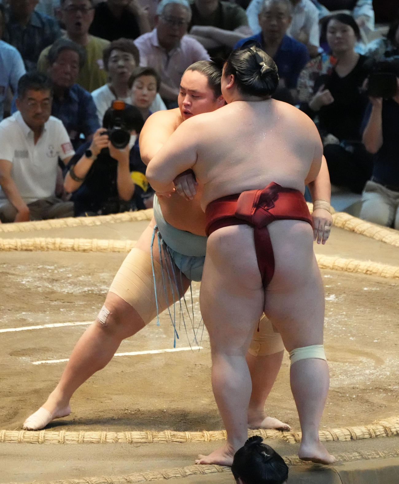 琴勝峰（左）は隆の勝を寄り切りで破る（撮影・森本幸一）