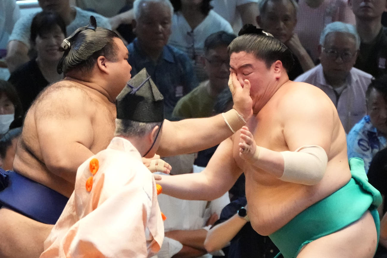 一山本（右）は高安の張り手を食らう（撮影・森本幸一）