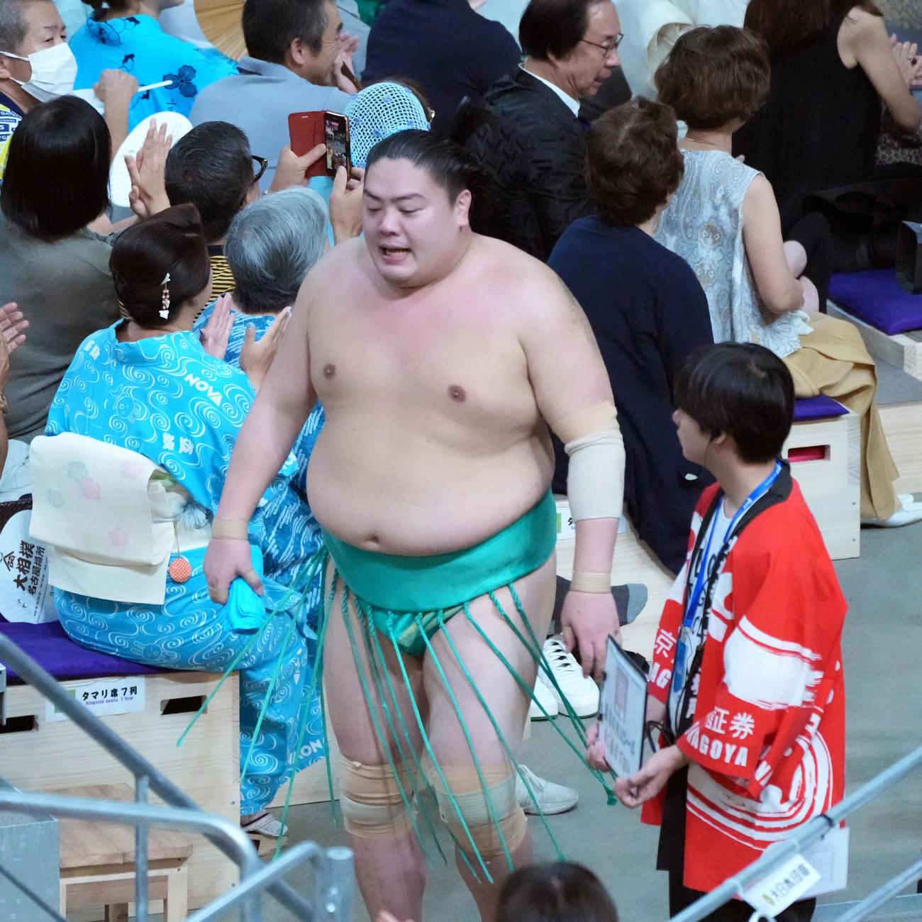 一山本は高安に下手投げで敗れ引き揚げる（撮影・森本幸一）