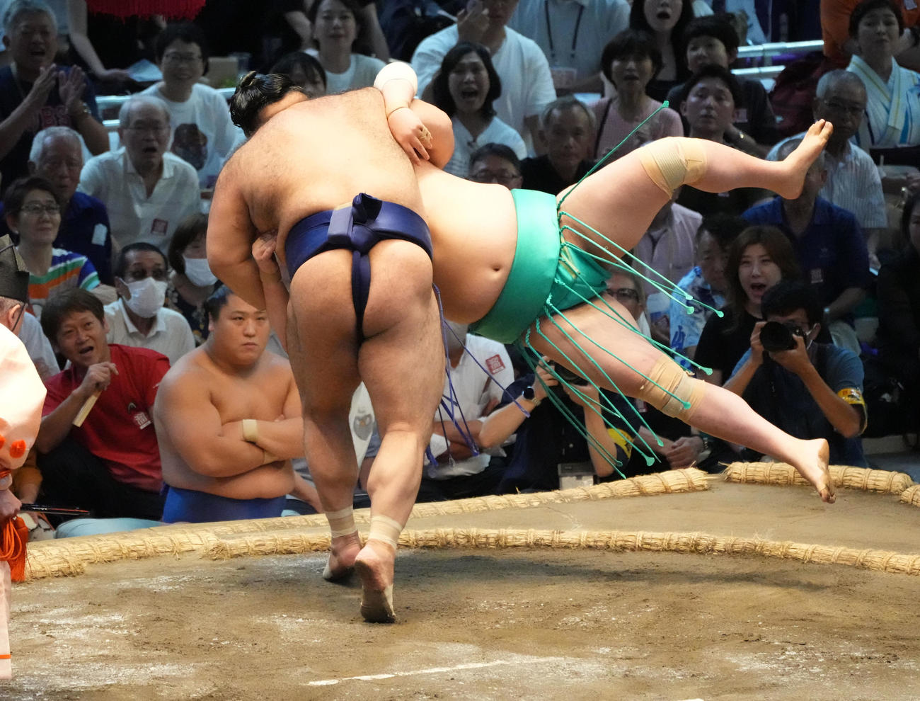 高安（左）は一山本を下手投げで破る（撮影・森本幸一）