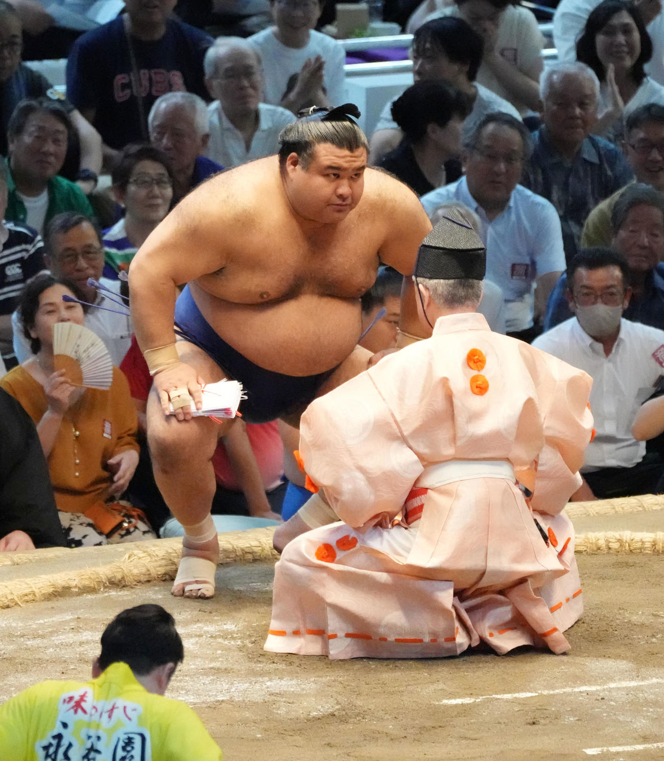 高安は一山本を下手投げで破り勝ち名乗りを受ける（撮影・森本幸一）