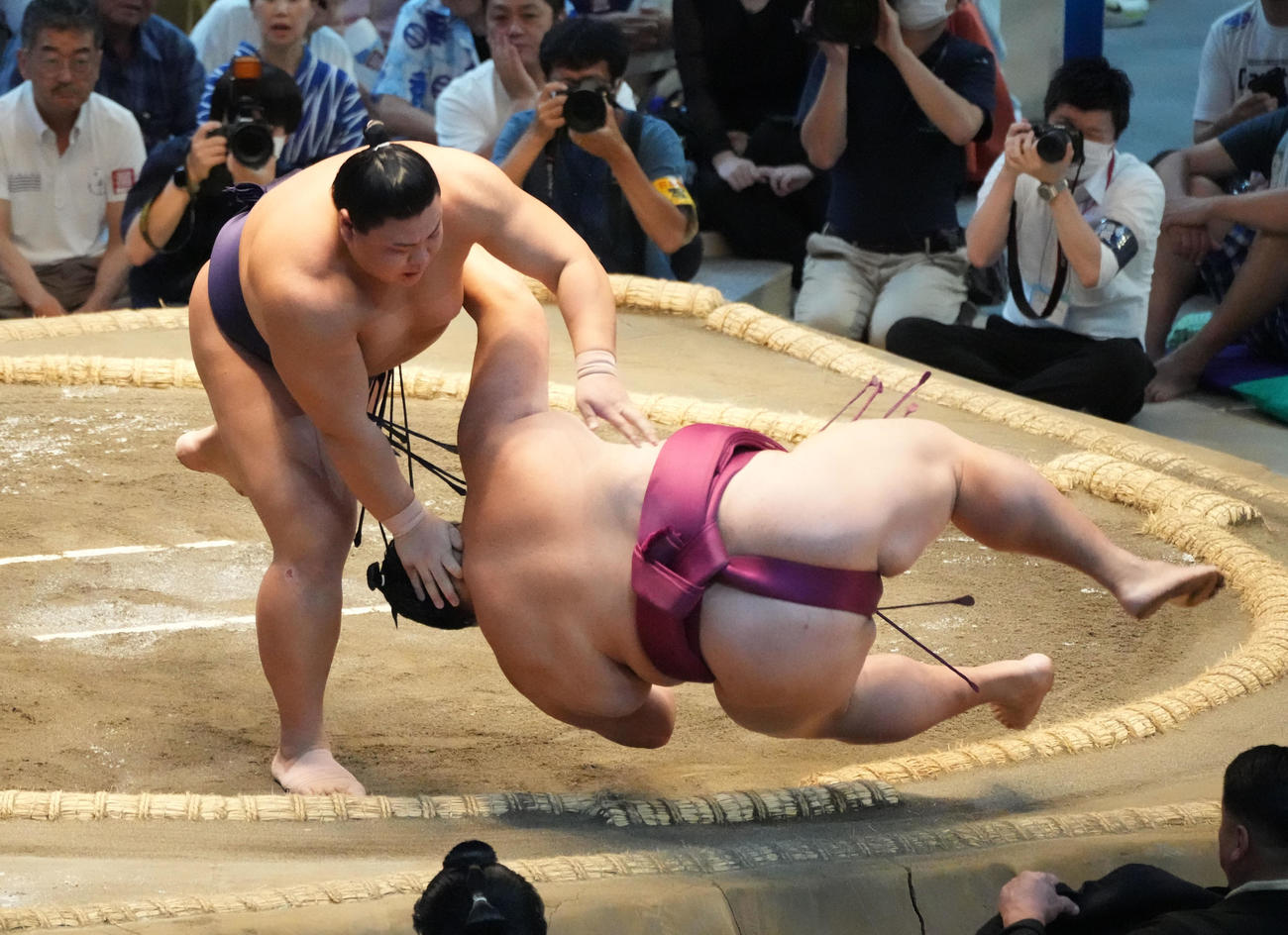 草野（左）は御嶽海を上手投げで破る（撮影・森本幸一）