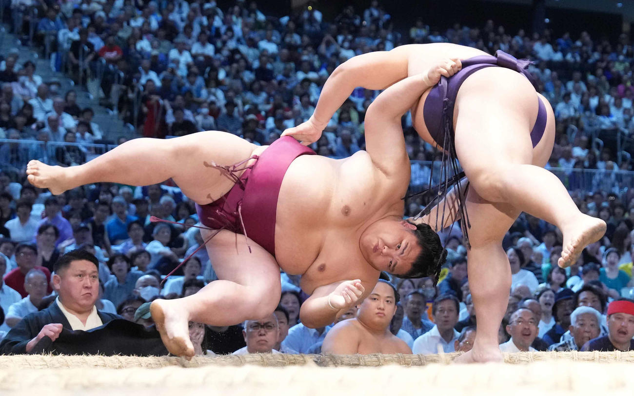 御嶽海（左）は草野に上手投げで敗れる（撮影・小沢裕）