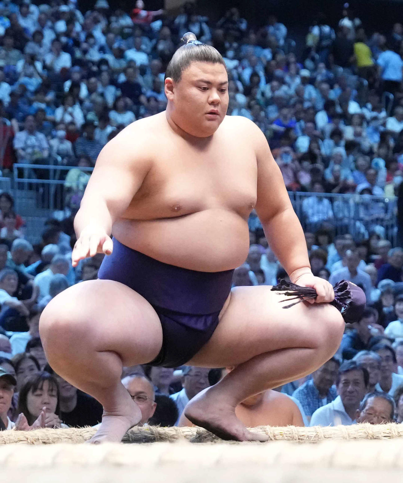 勝ち名乗りを受ける草野（撮影・小沢裕）
