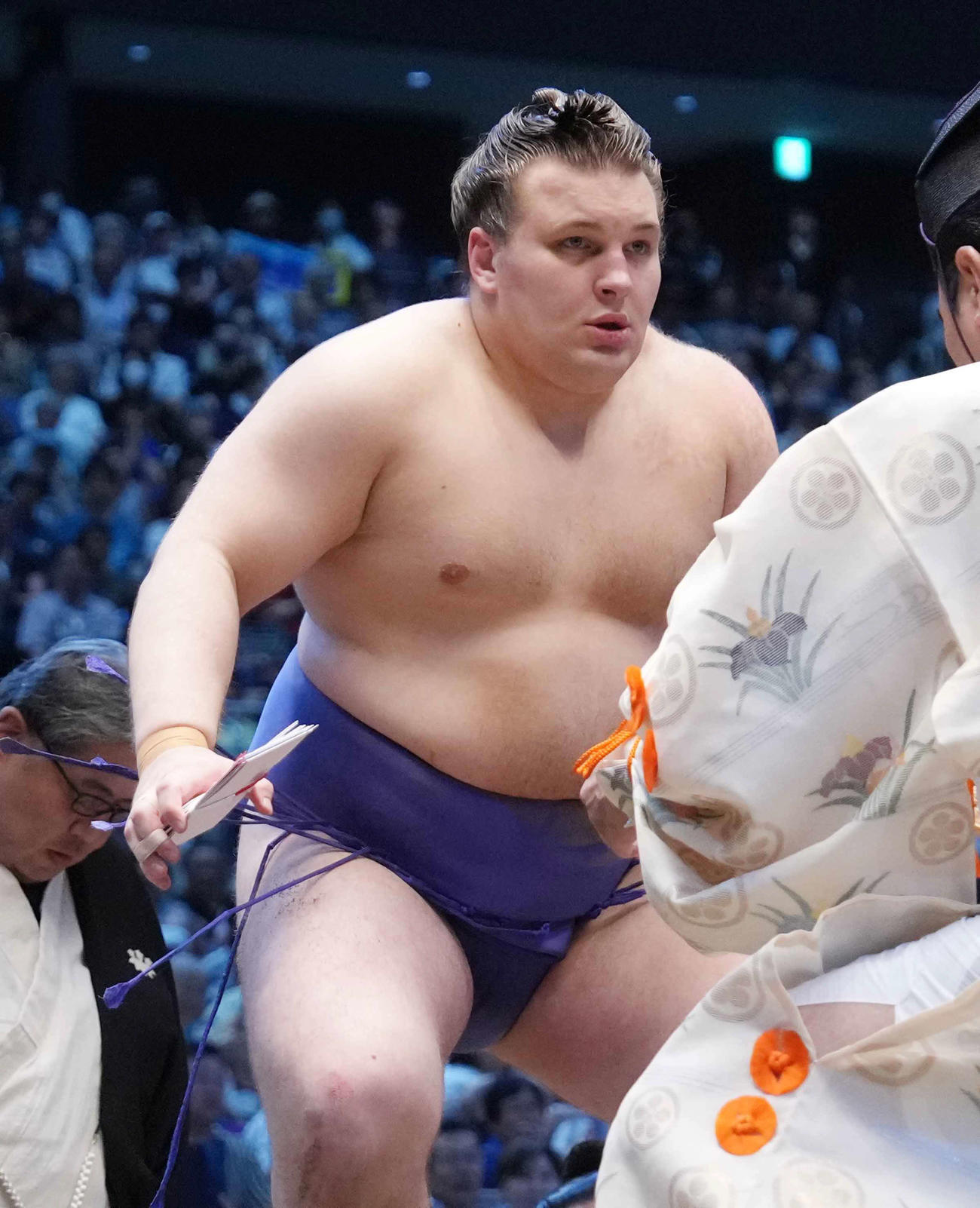 懸賞を手にする安青錦（撮影・小沢裕）
