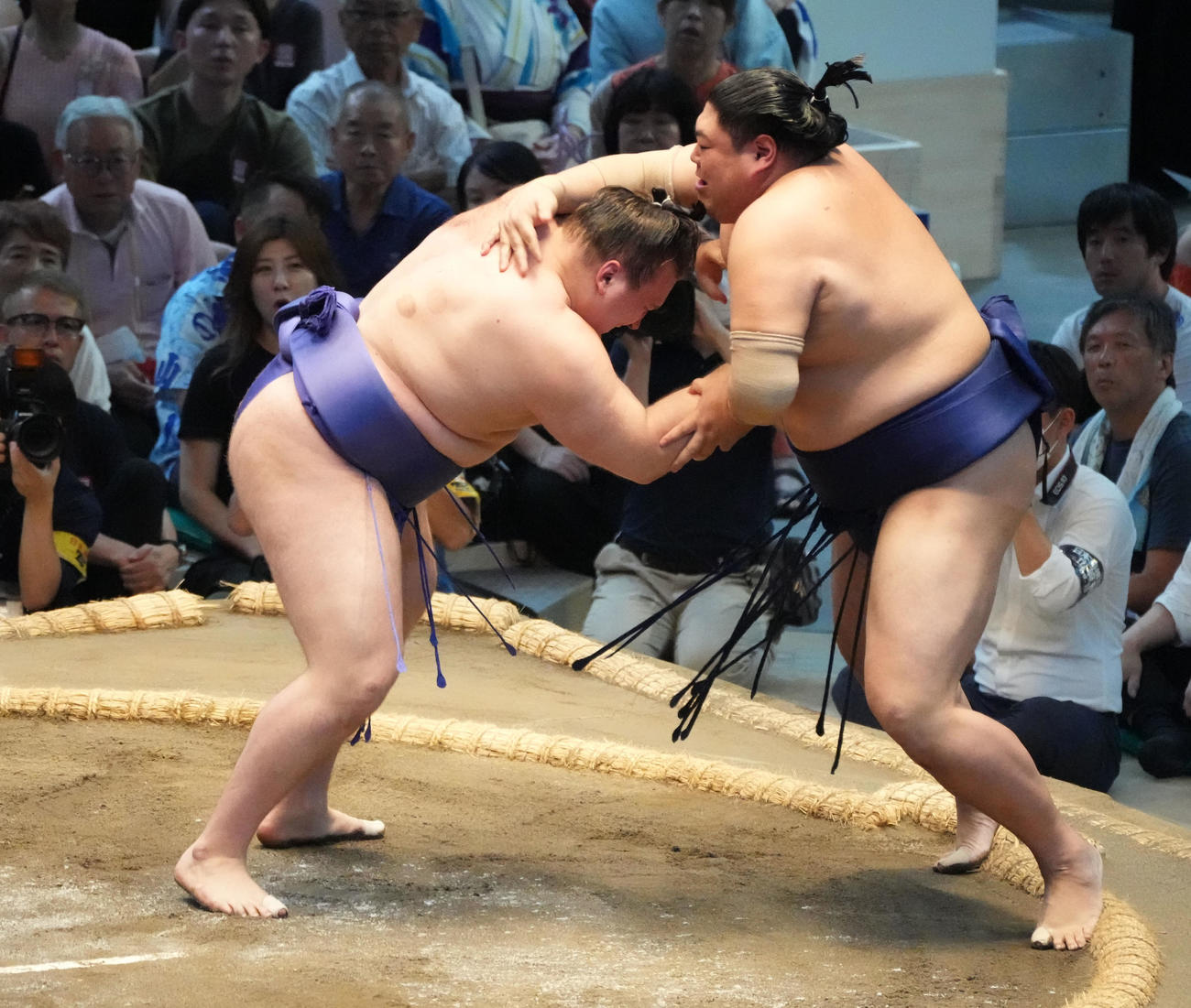 安青錦（左）は阿炎を攻める（撮影・森本幸一）