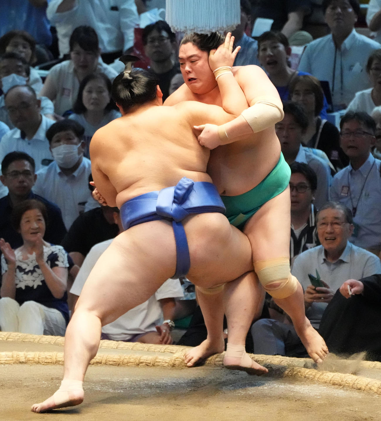 大の里（左）に押し出しで敗れる一山本（撮影・森本幸一）