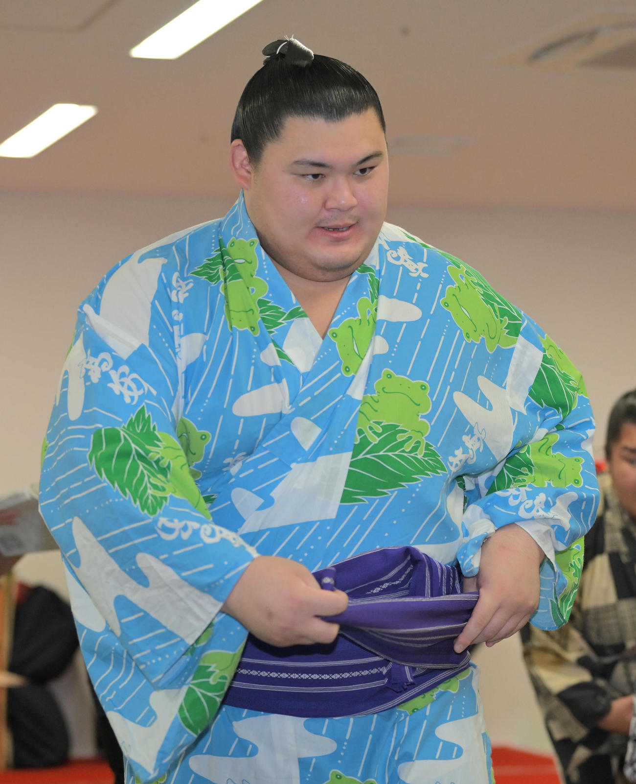 浴衣の帯を締め会場を後にする大の里（代表撮影）