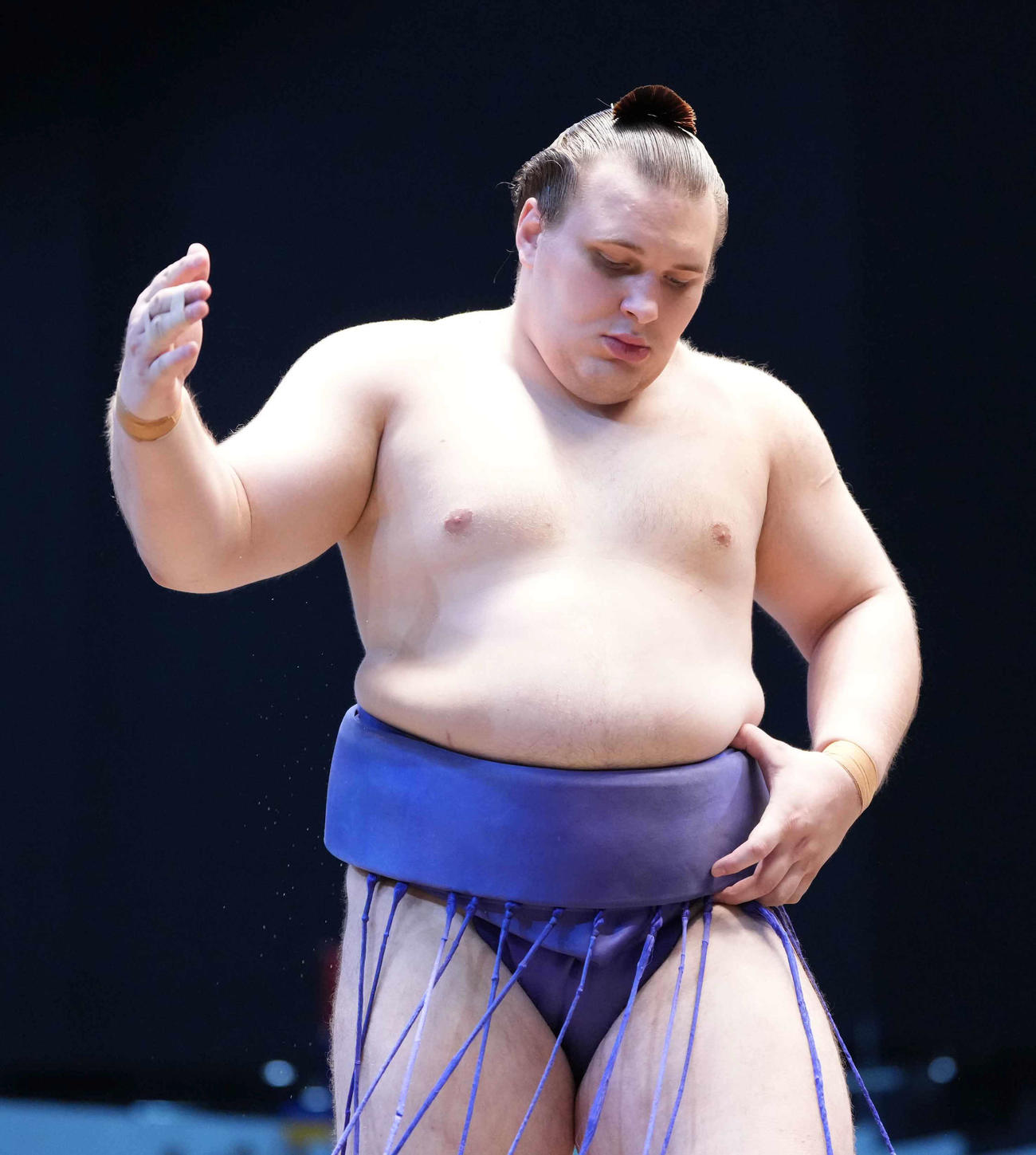 まわしをたたく安青錦（撮影・小沢裕）