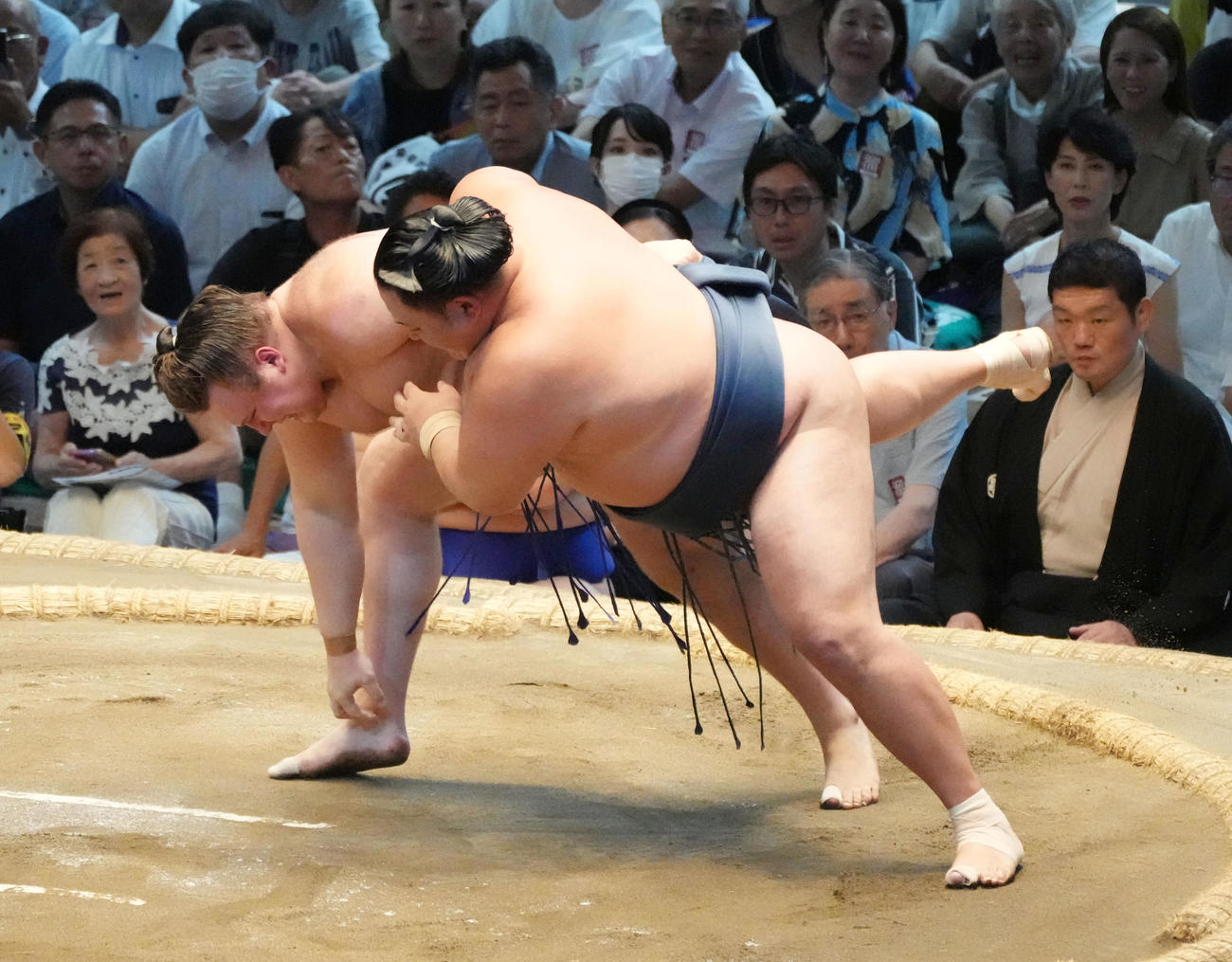 安青錦（左）は玉鷲を下手投げで破る（撮影・森本幸一）
