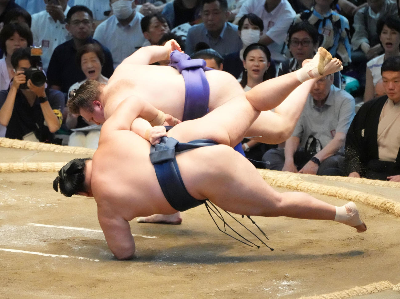 安青錦（奥）は玉鷲を下手投げで破る（撮影・森本幸一）