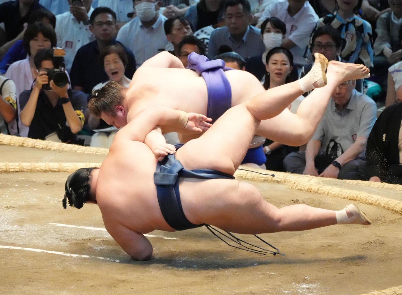 安青錦（奥）は玉鷲を下手投げで破る（撮影・森本幸一）