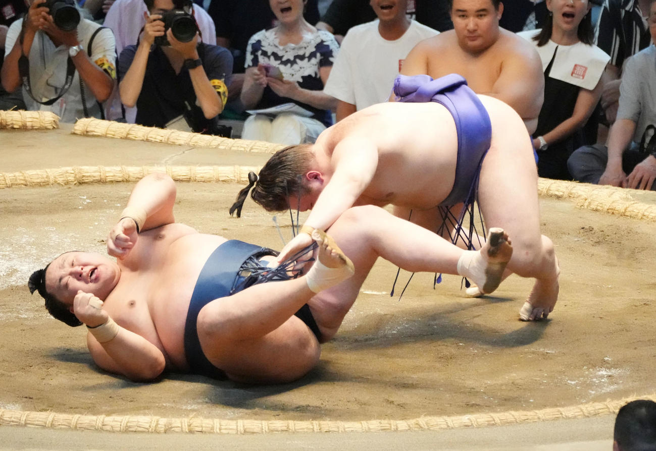 安青錦（右）は玉鷲を下手投げで破る（撮影・森本幸一）