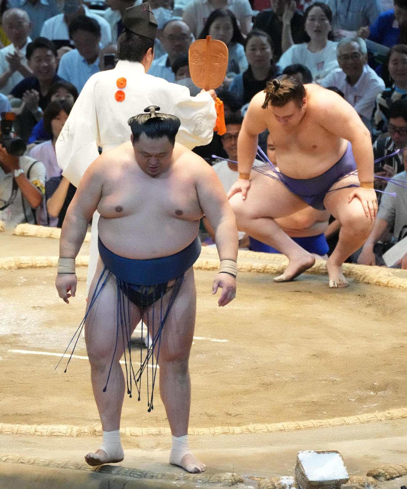 安青錦（奥）に下手投げで敗れ土俵を降りる玉鷲（撮影・森本幸一）