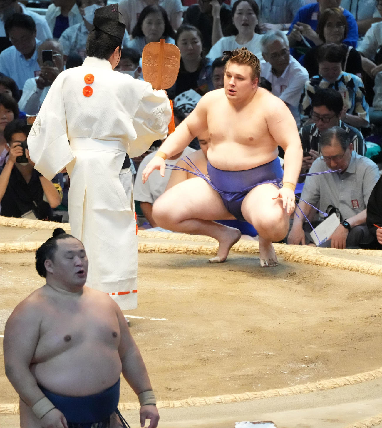 安青錦（奥）は玉鷲を下手投げで破り勝ち名乗りを受ける（撮影・森本幸一）