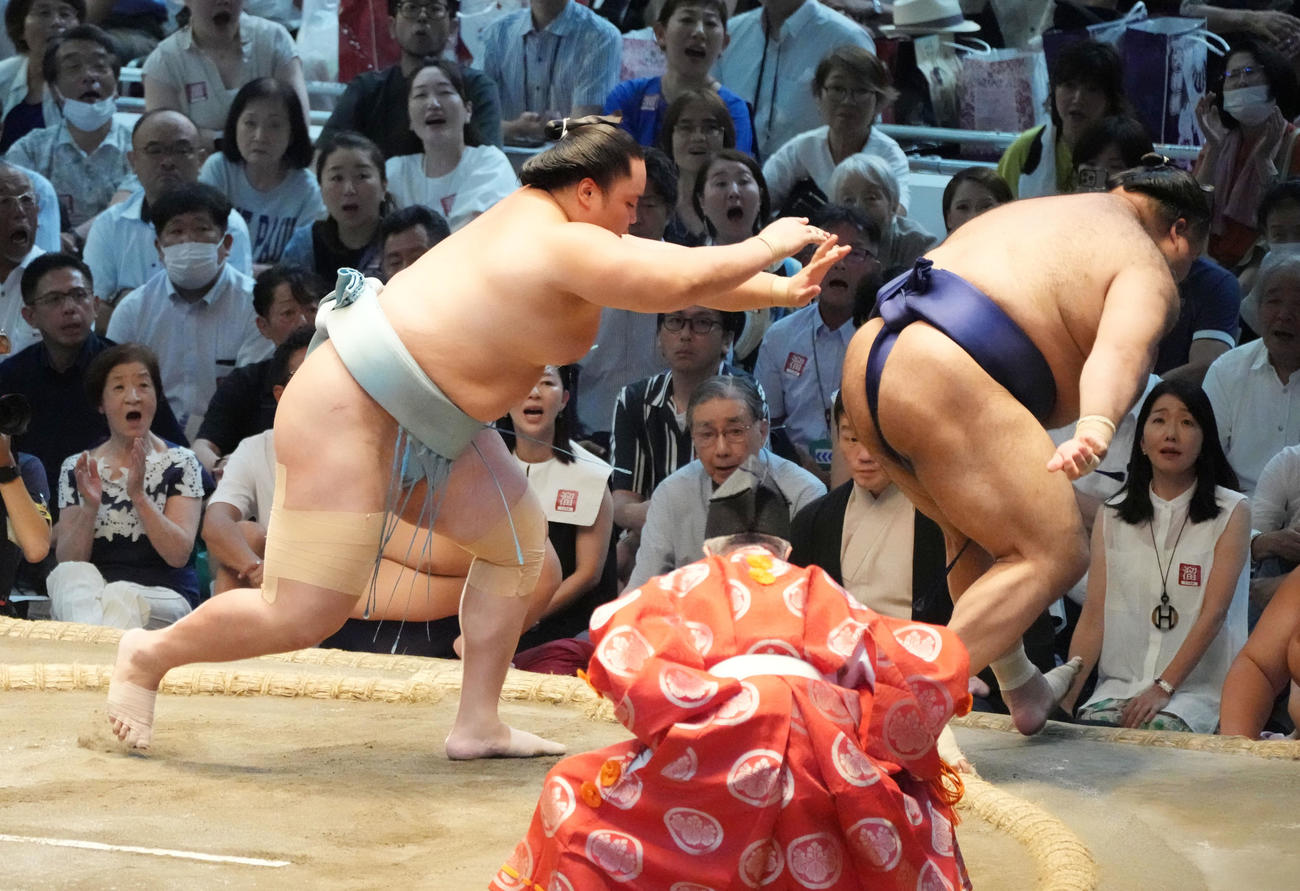 琴勝峰（左）は高安をはたき込みで破る（撮影・森本幸一）