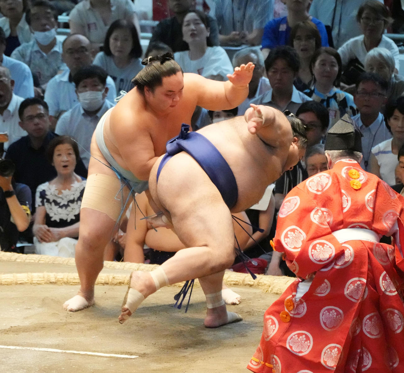 琴勝峰（左）は高安をはたき込みで破る（撮影・森本幸一）