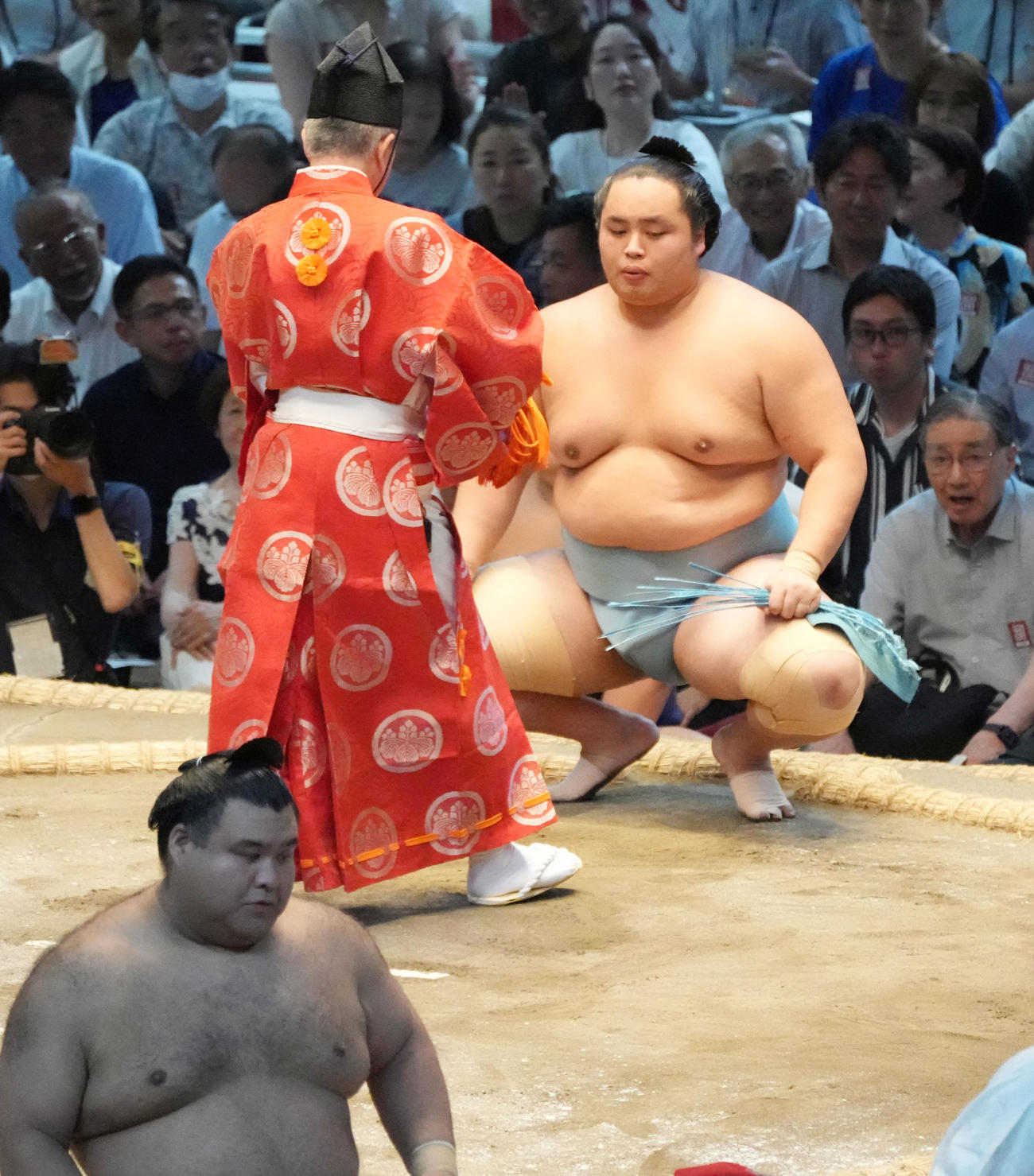 琴勝峰（左）は高安をはたき込みで破り勝ち名乗りを受ける（撮影・森本幸一）