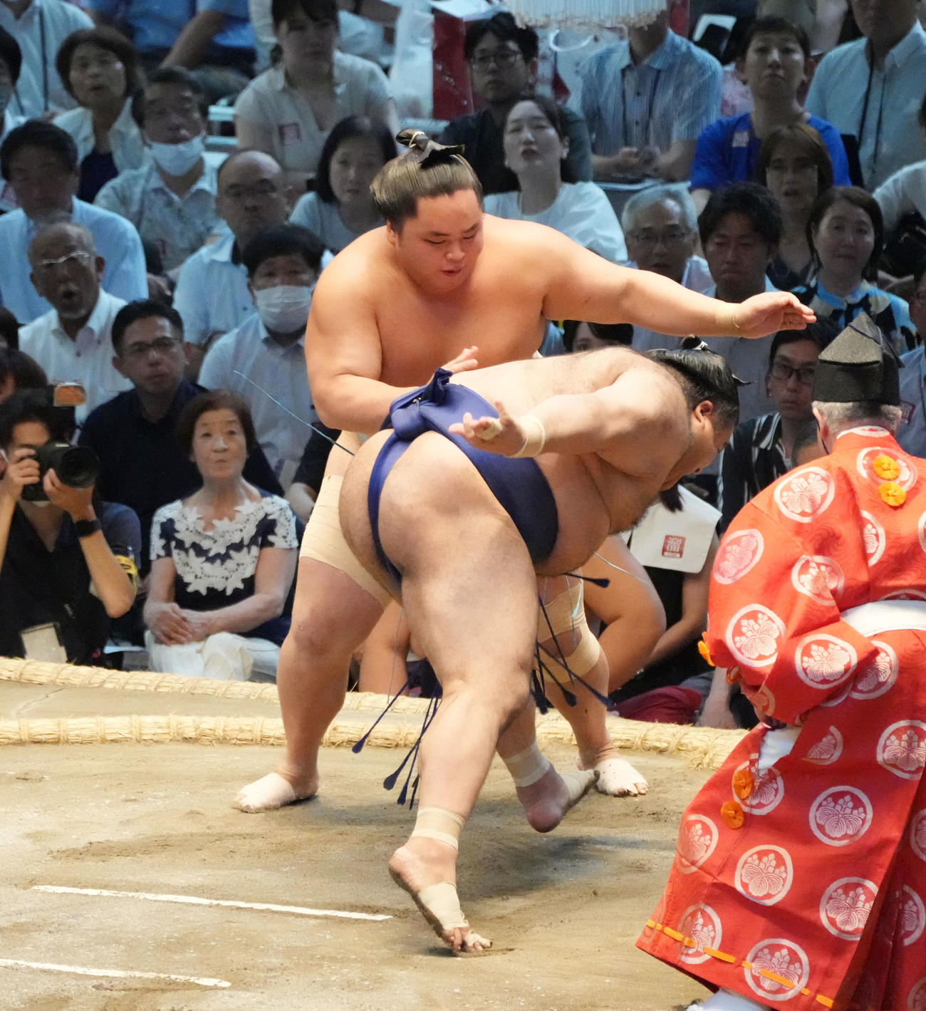 琴勝峰（左）は高安をはたき込みで破る（撮影・森本幸一）