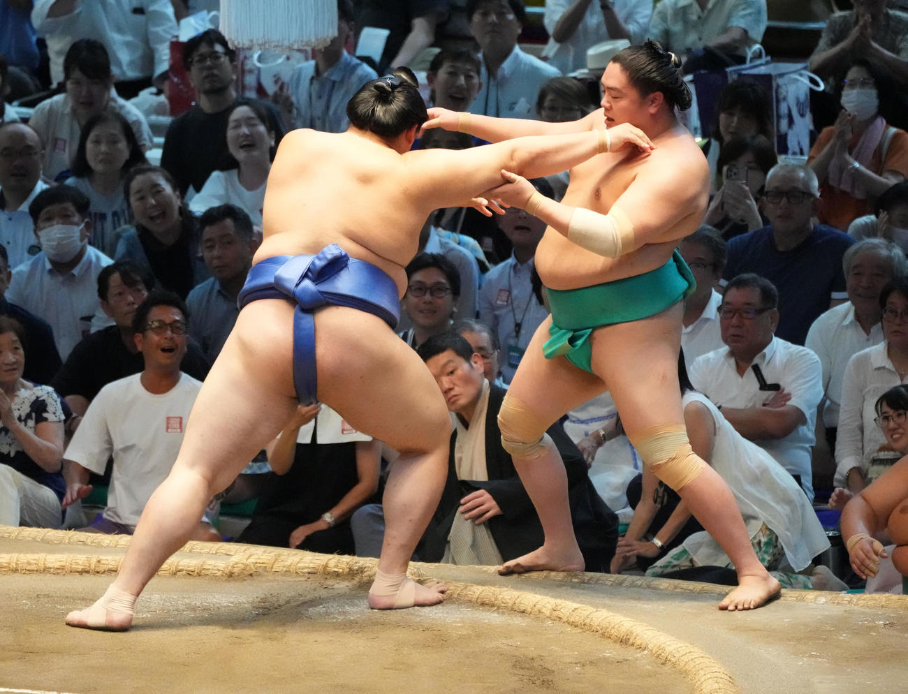 大の里（左）に押し出しで敗れる一山本（撮影・森本幸一）