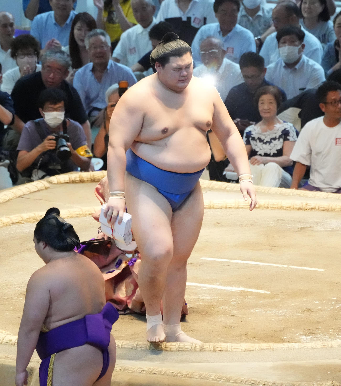 取り直しの末、一山本に勝利し懸賞を手にする大の里（撮影・森本幸一）
