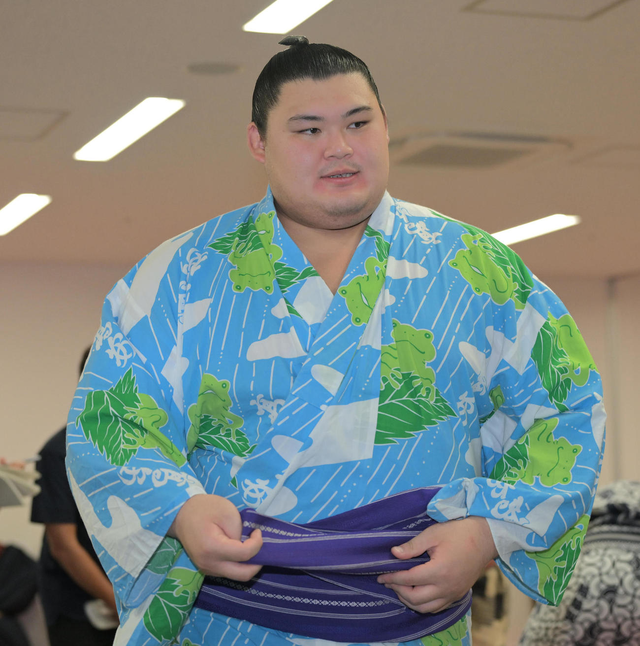浴衣の帯を締め会場を後にする大の里（代表撮影）