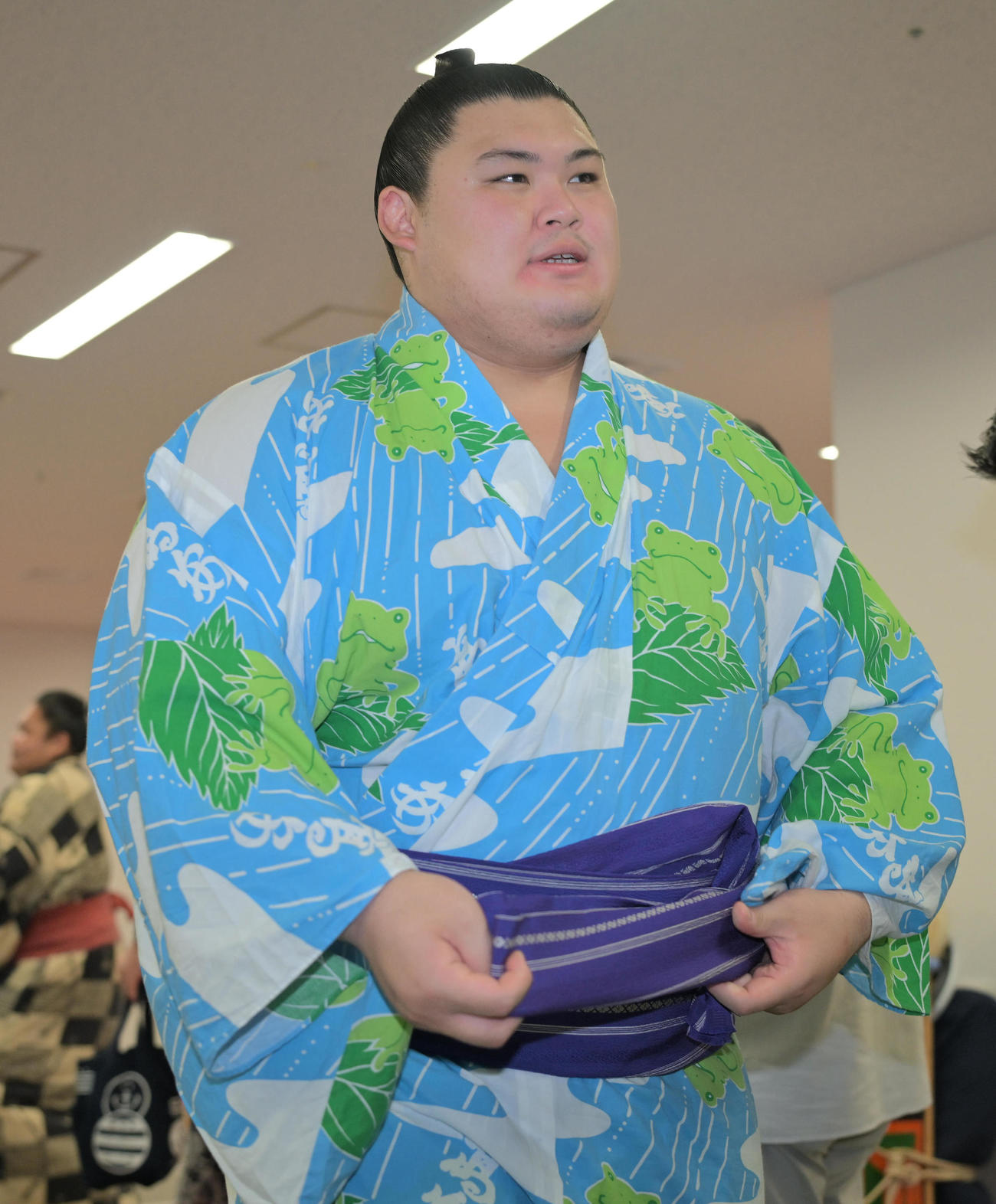 浴衣の帯を締め会場を後にする大の里（代表撮影）