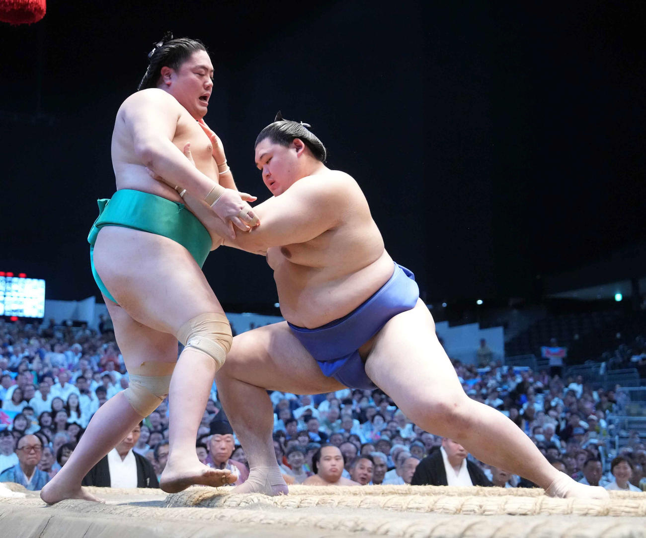 大の里は取り直しの一番で一山本（左）を押し出しで下す（撮影・小沢裕）