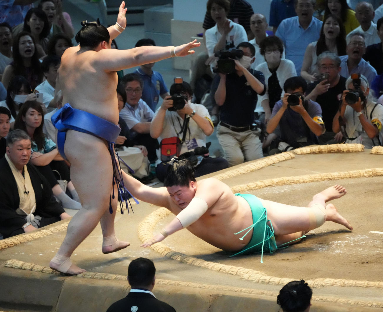 大の里（左）が土俵を割るが一山本の足も着く（撮影・森本幸一）