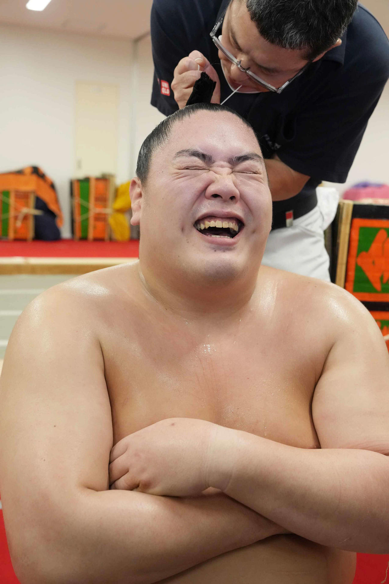 惜しくも金星を逃した一山本は支度部屋で悔しそうな表情を見せる（撮影・小沢裕）