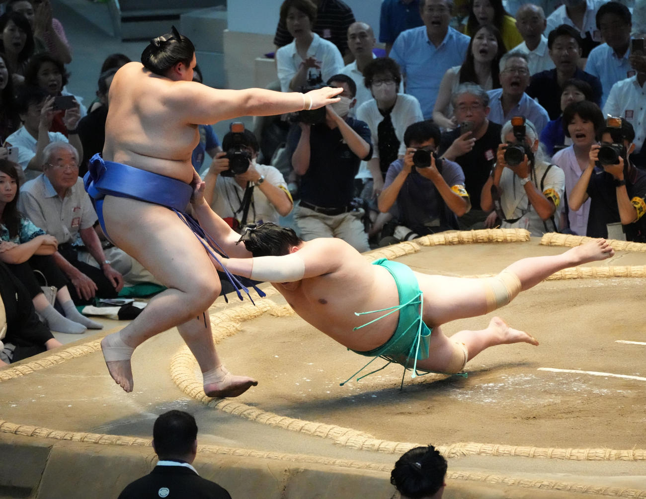 大の里（左）が土俵を割るが一山本の足も着く（撮影・森本幸一）