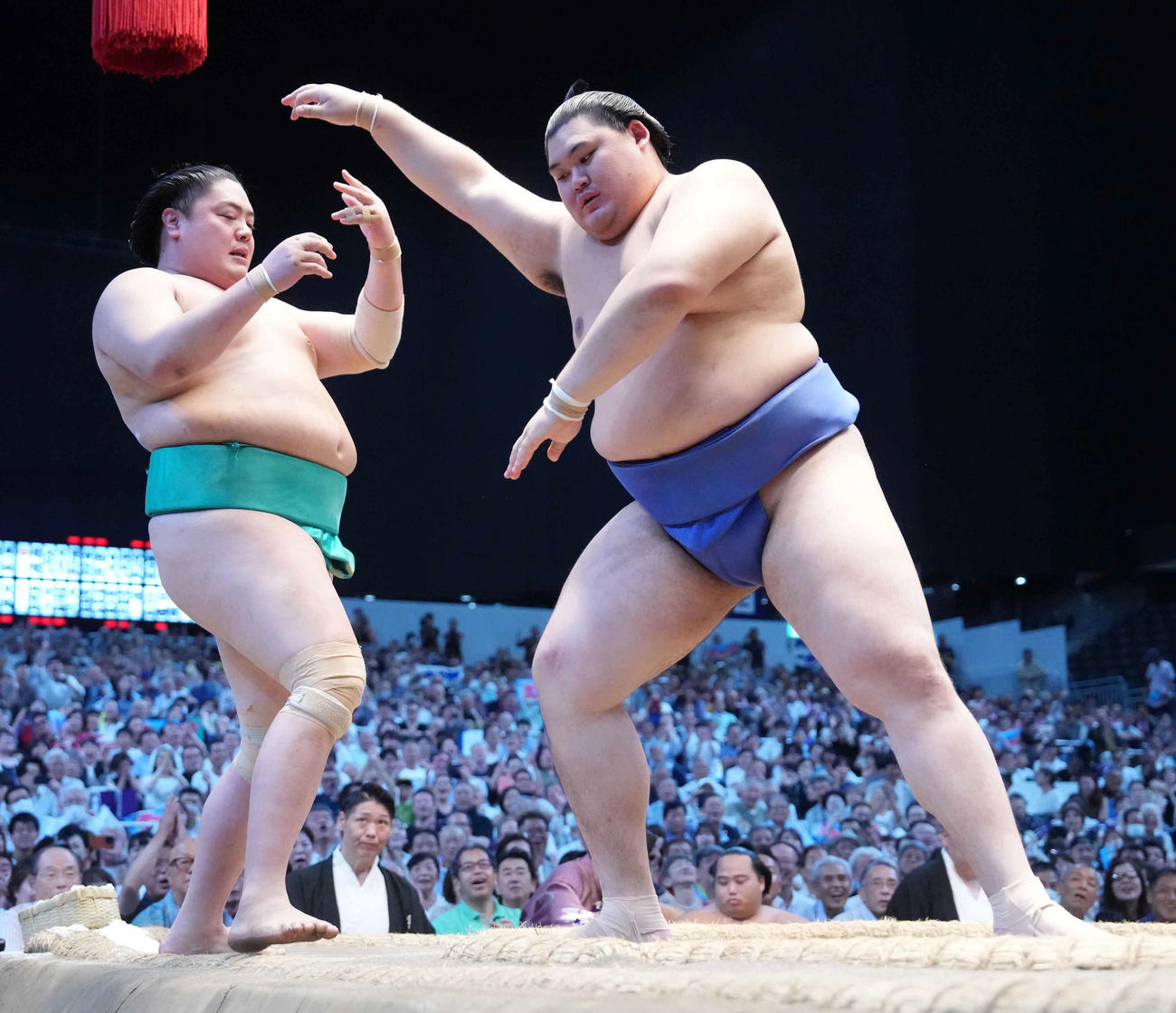 大の里は取り直しの一番で一山本（左）を押し出しで下す（撮影・小沢裕）