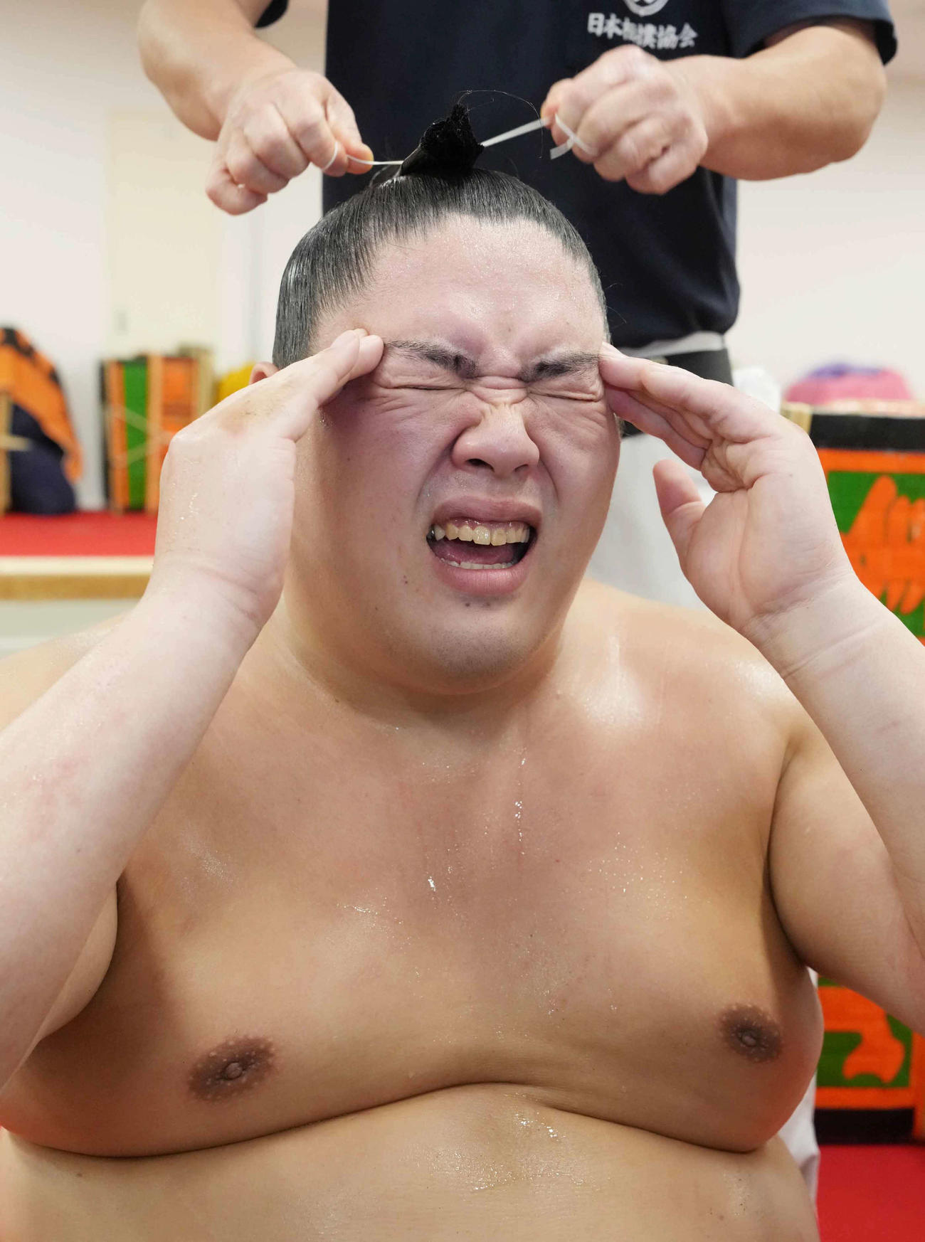 惜しくも金星を逃した一山本は支度部屋で悔しそうな表情を見せる（撮影・小沢裕）
