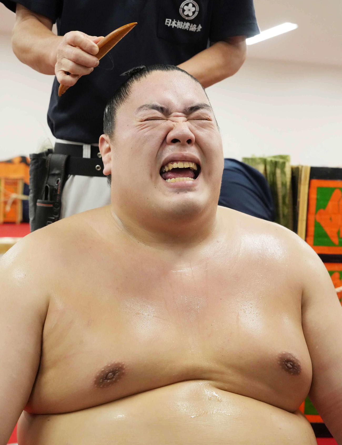 惜しくも金星を逃した一山本は支度部屋で悔しそうな表情を見せる（撮影・小沢裕）