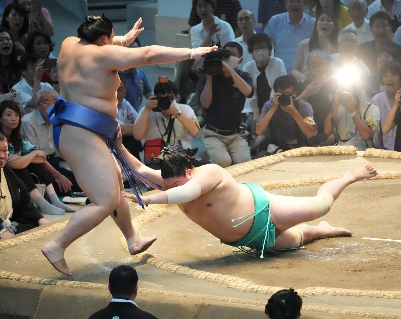 大の里（左）が土俵を割るが一山本の足も着く（撮影・森本幸一）
