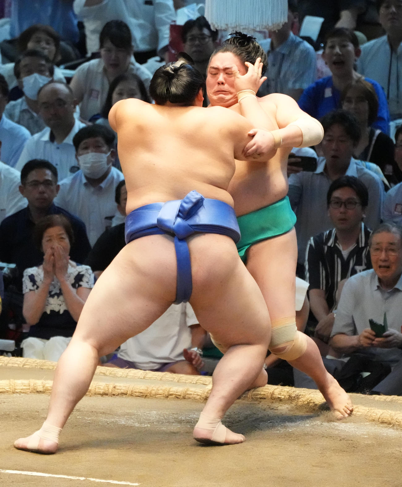 大の里（左）に押し出しで敗れる一山本（撮影・森本幸一）