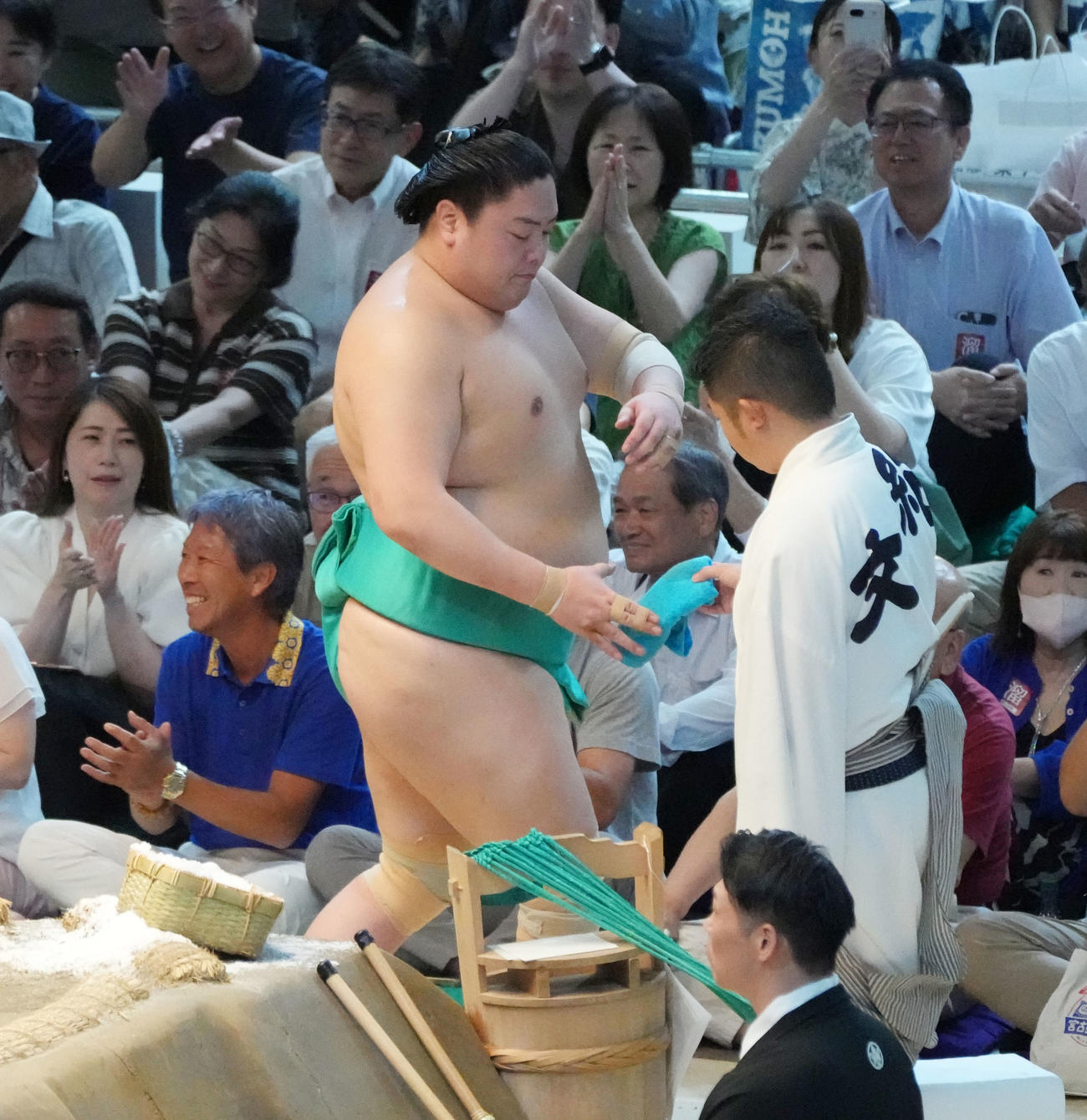 大の里に押し出しで敗れ引き揚げる一山本（撮影・森本幸一）