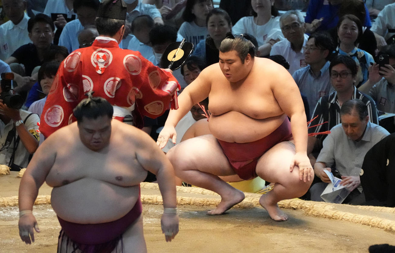 熱海富士（右）は御嶽海を突き出しで破り勝ち名乗りを受ける（撮影・森本幸一）