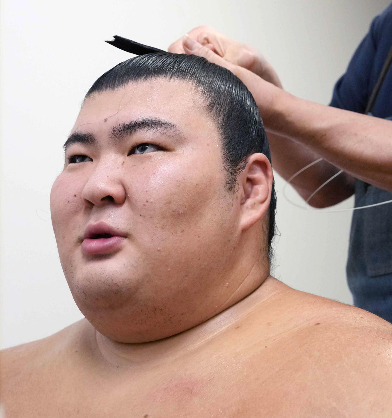支度部屋で報道陣の取材に応える熱海富士（撮影・小沢裕）