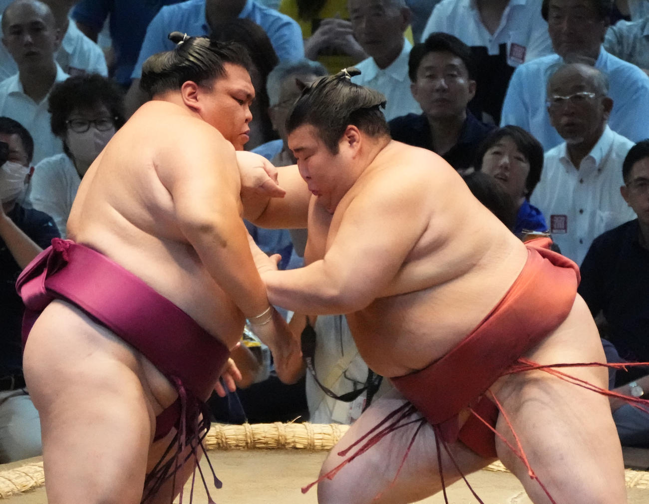 熱海富士（右）は御嶽海を攻める（撮影・森本幸一）