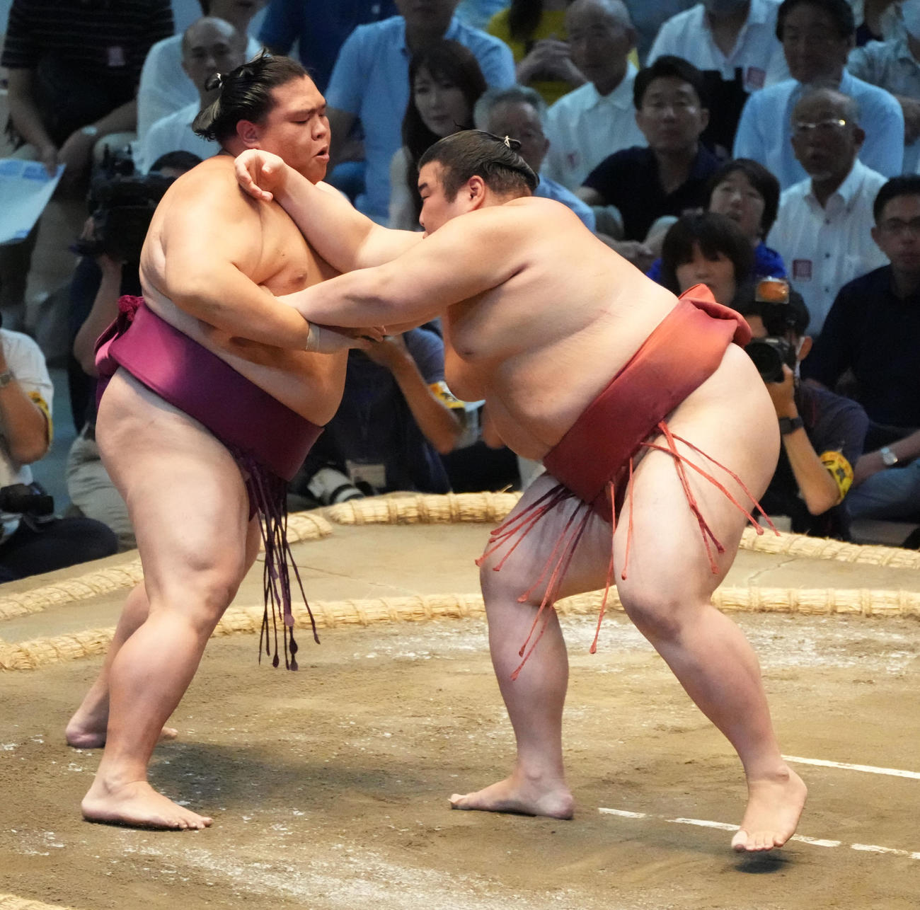 熱海富士（右）は御嶽海を突き出しで破る（撮影・森本幸一）