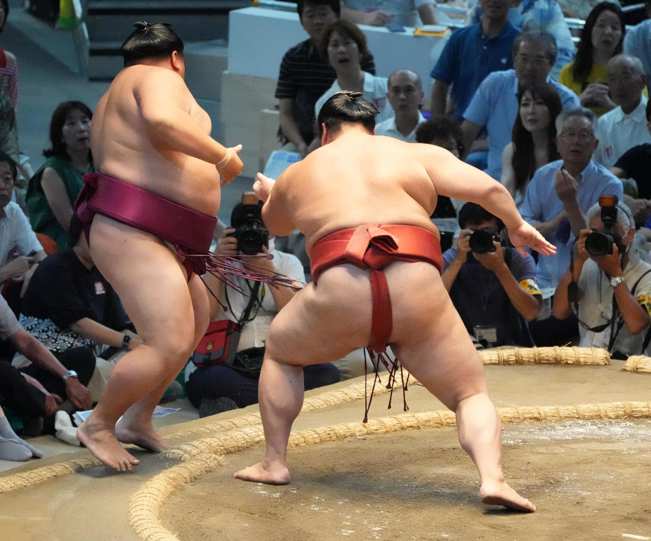 熱海富士（右）は御嶽海を突き出しで破る（撮影・森本幸一）