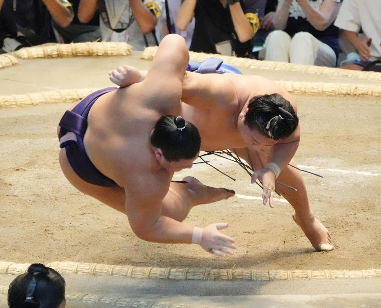 草野（左）は若隆景に寄り倒しで敗れる（撮影・森本幸一）